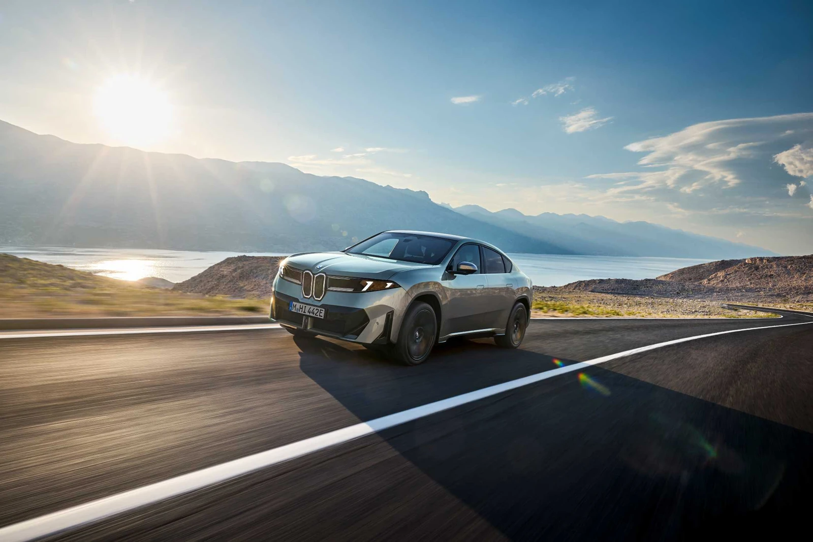 BMW iX4 50 xDrive med vožnjo