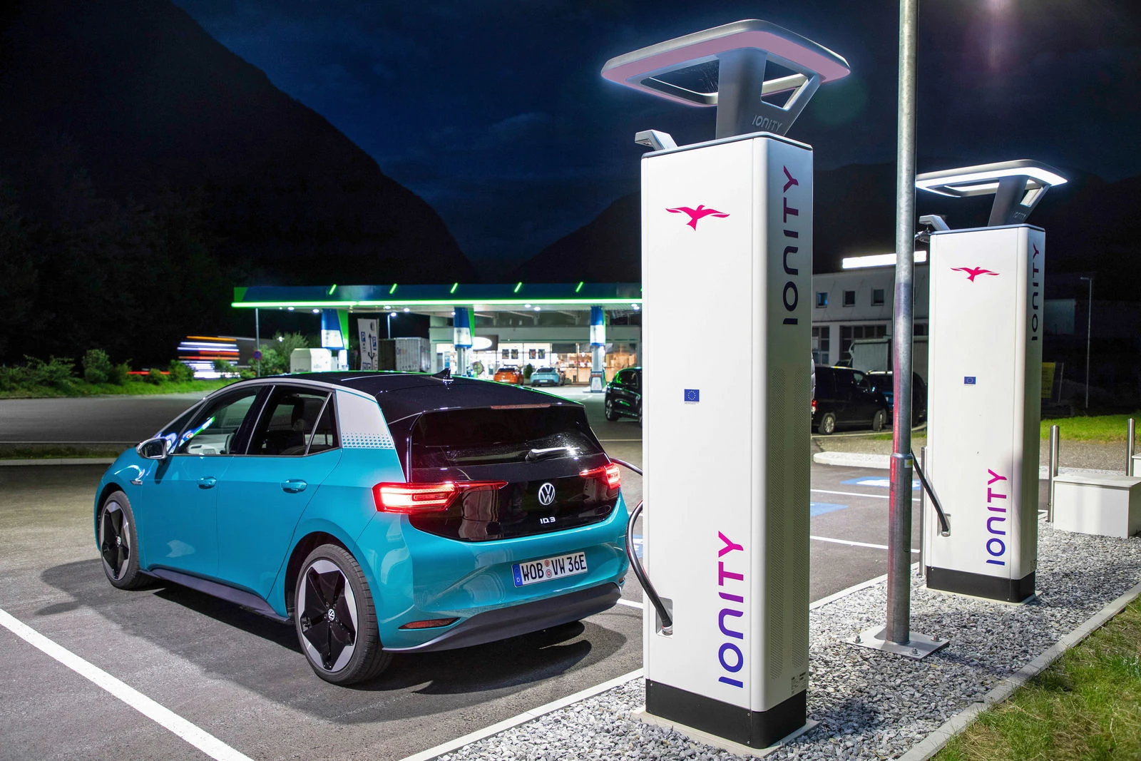 Volkswagen ID.3 priključen na polnilnico IONITY ponoči