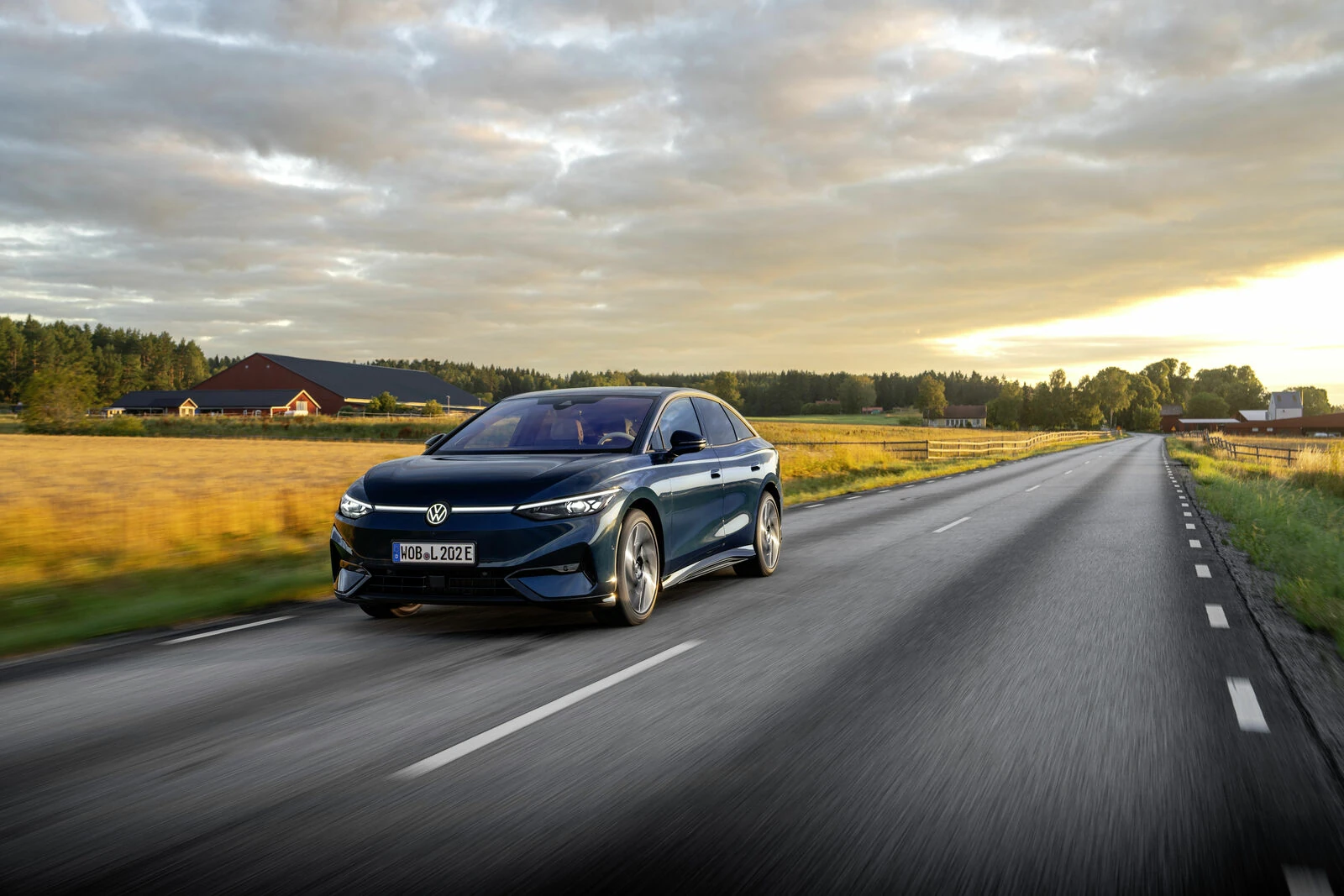 Volkswagen ID.7 Pro S med vožnjo po podeželski cesti