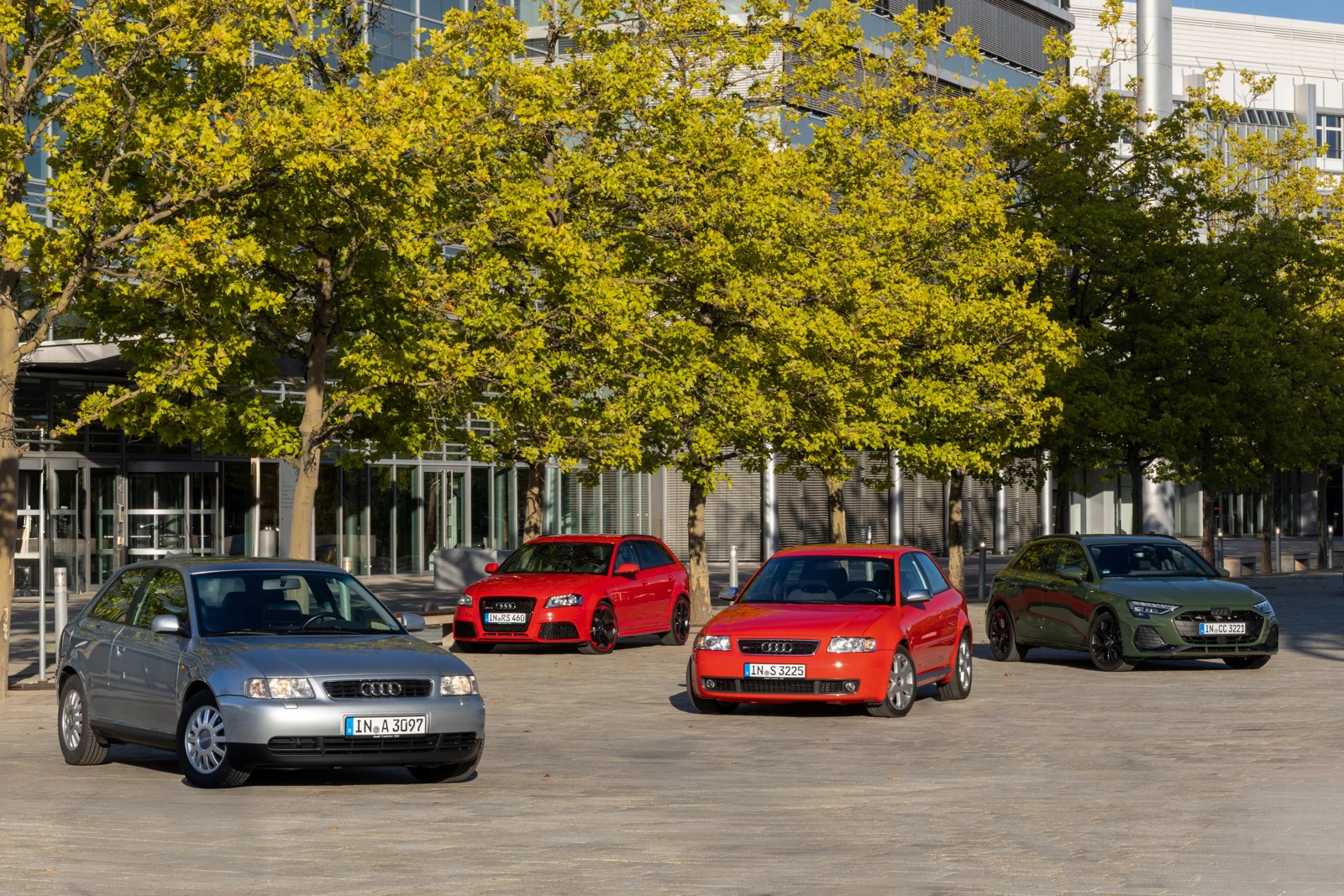 Skupinska fotografija Audi A3 iz leta 1997, S3 iz leta 2002, RS 3 Sportback iz leta 2011 in sedanjega A3 Sportback