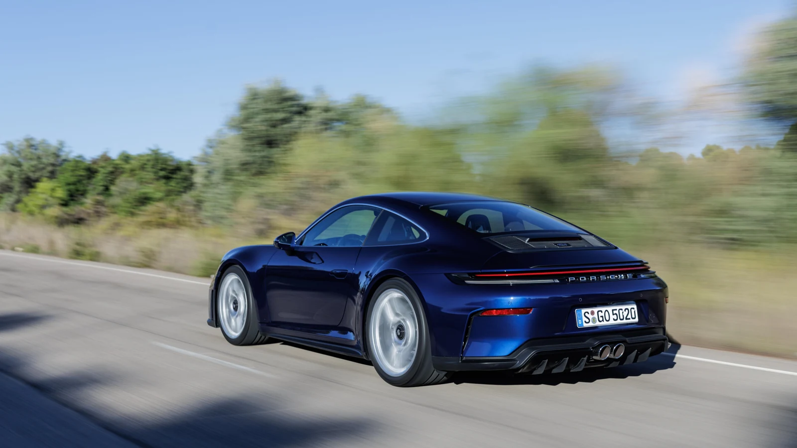 Moder Porsche 911 GT3 s paketom Touring med vožnjo, pogled od zadaj z leve