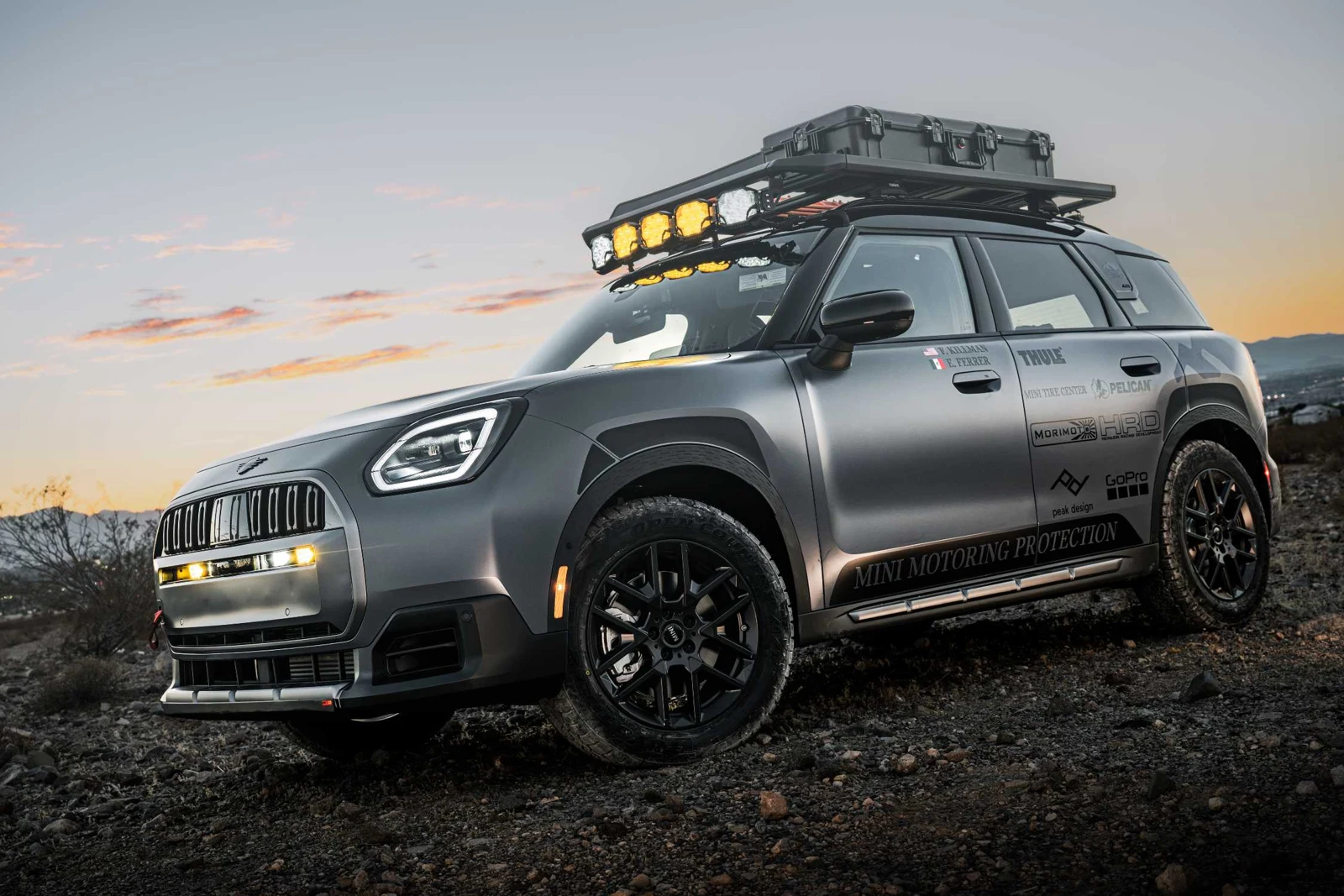 Siv tekmovalni MINI Countryman Untamed Edition na skalnatem terenu z dodatnimi lučmi in strešno opremo