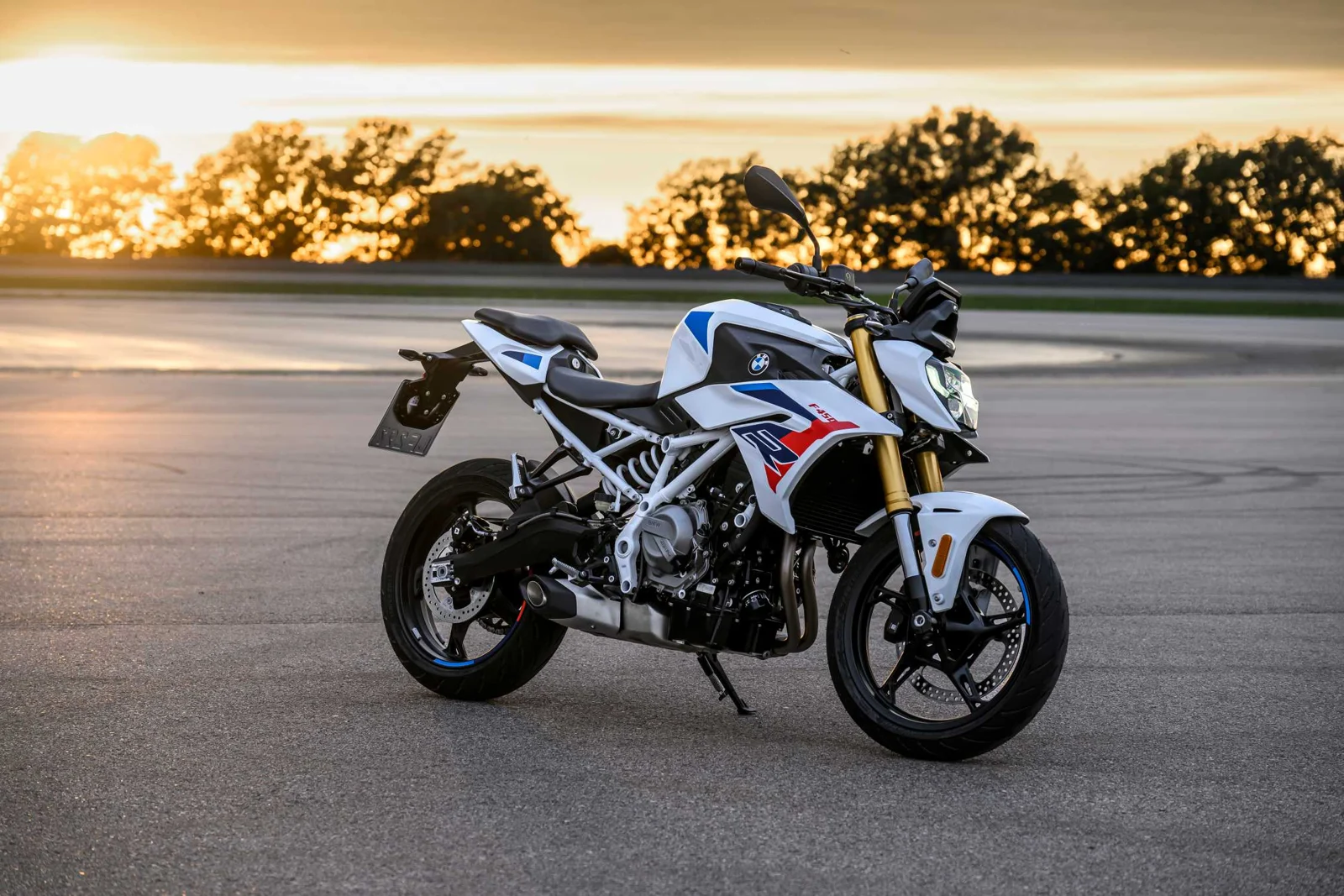 Belo moder motocikel BMW F 450 R na asfaltu v večerni svetlobi