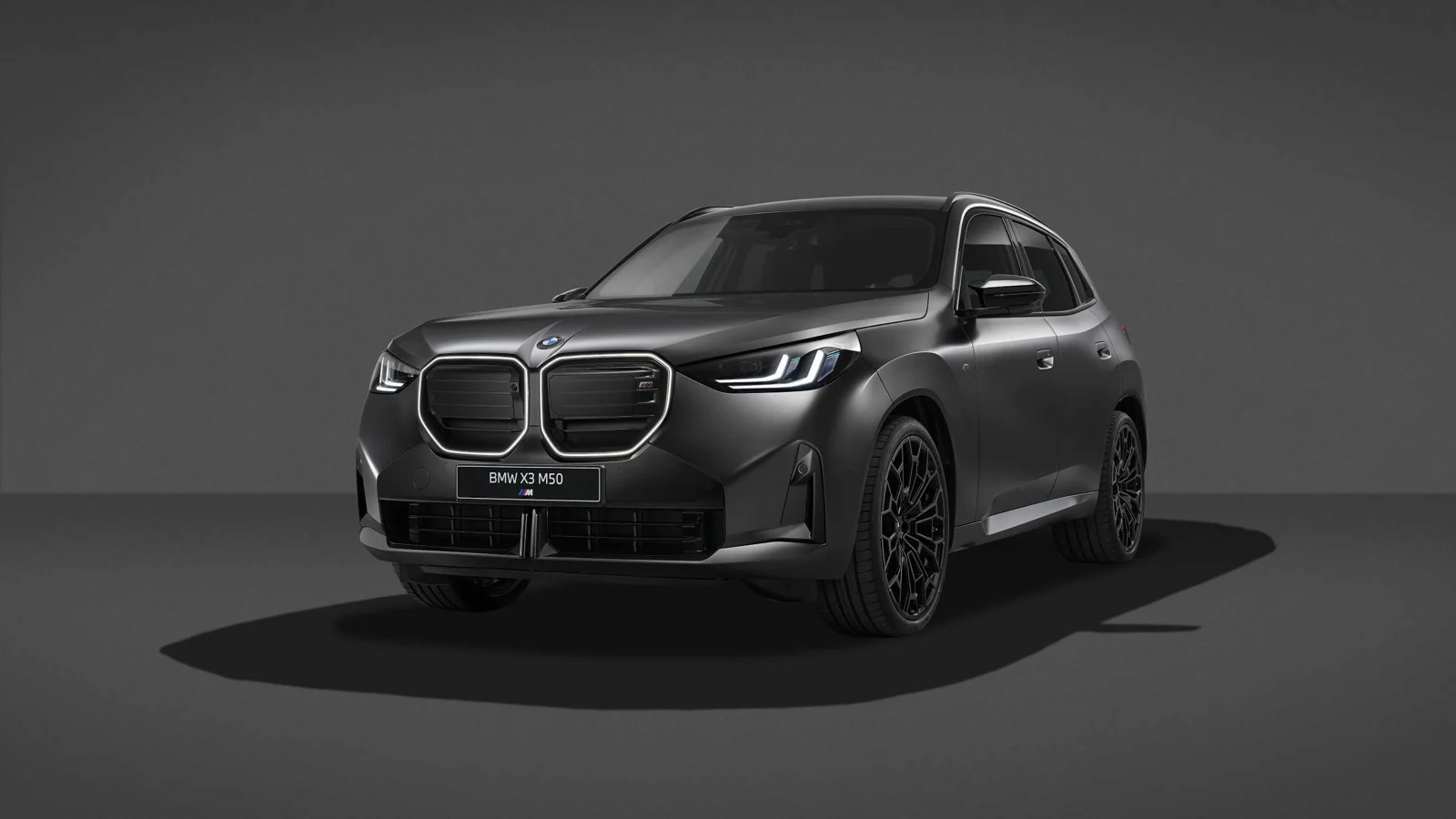 Črn BMW X3 M50 xDrive s črnimi platišči v studiu