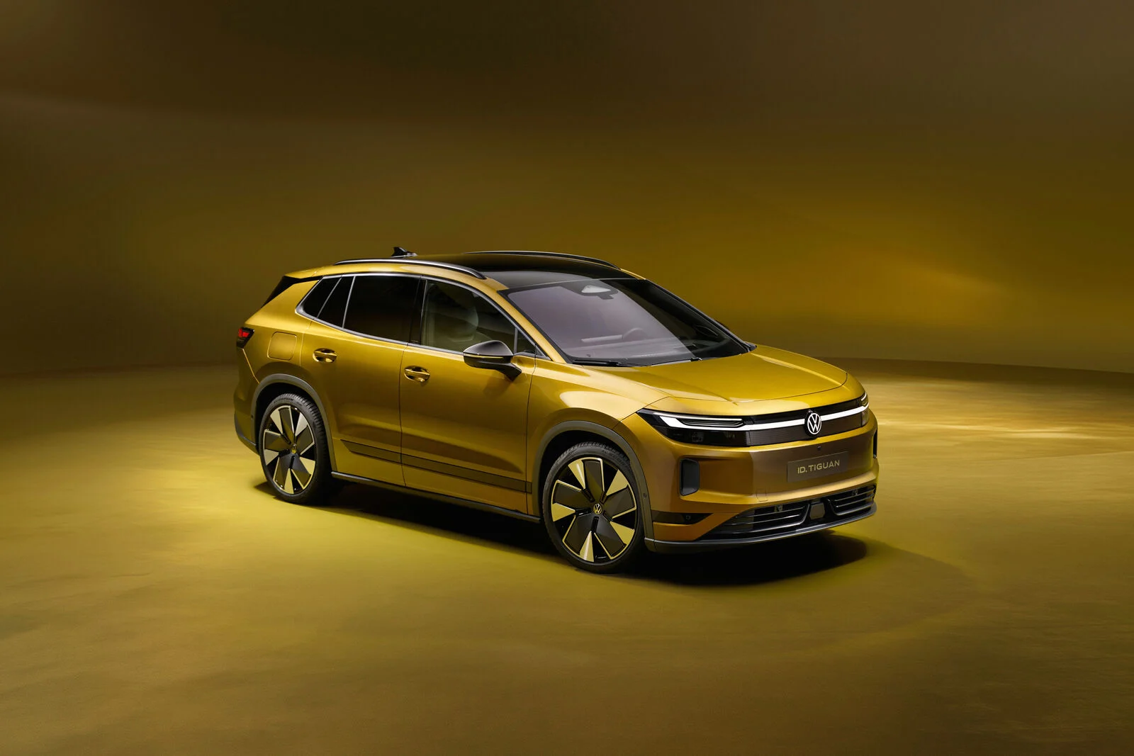 Rumeni Volkswagen ID. Tiguan v studiu, pogled na sprednji in desni bok