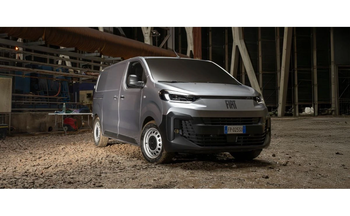 Srebrni dostavnik Fiat Scudo v industrijskem objektu