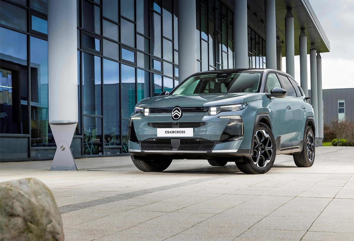 Sivomodri Citroën C5 Aircross pred stekleno stavbo