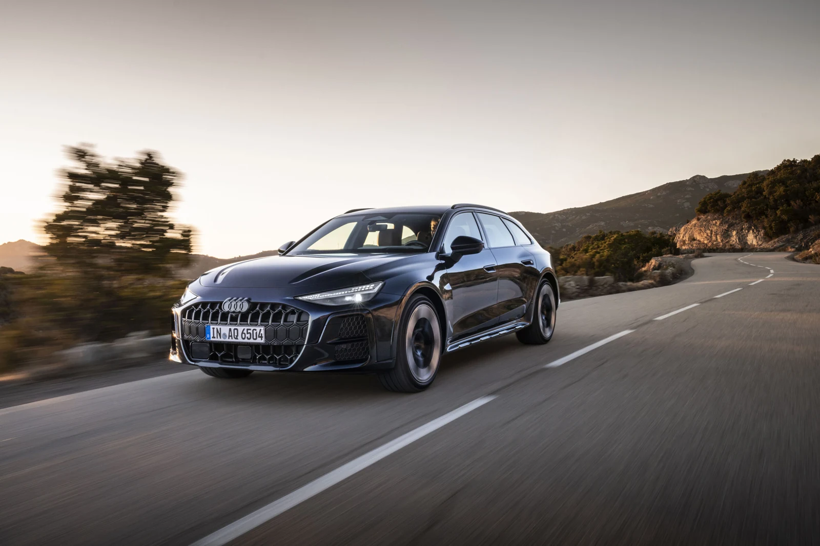 Moder Audi A6 allroad TDI na ovinkasti gorski cesti
