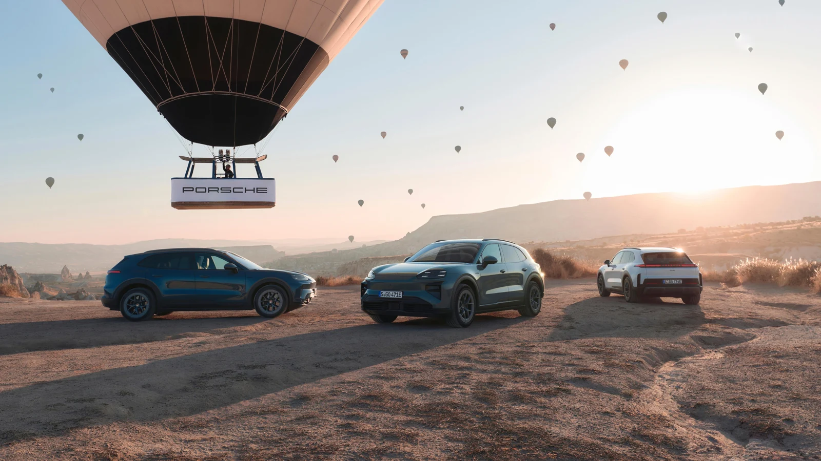 Trije električni Porscheji Cayenne v Kapadokiji ob toplozračnem balonu