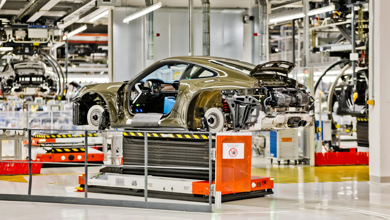 Porsche GT3 Bergsport z vidnimi sklopi na proizvodni liniji