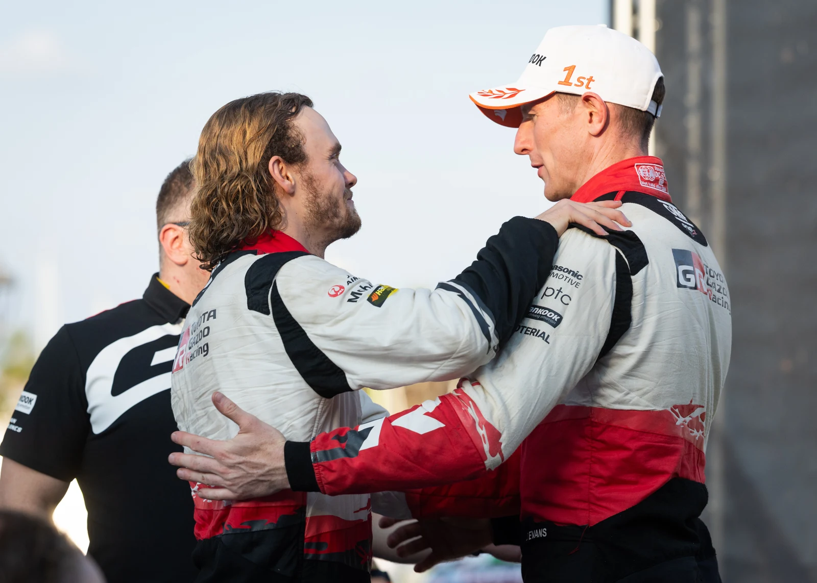 Elfyn Evans in Oliver Solberg po zaključku relija na Sardiniji