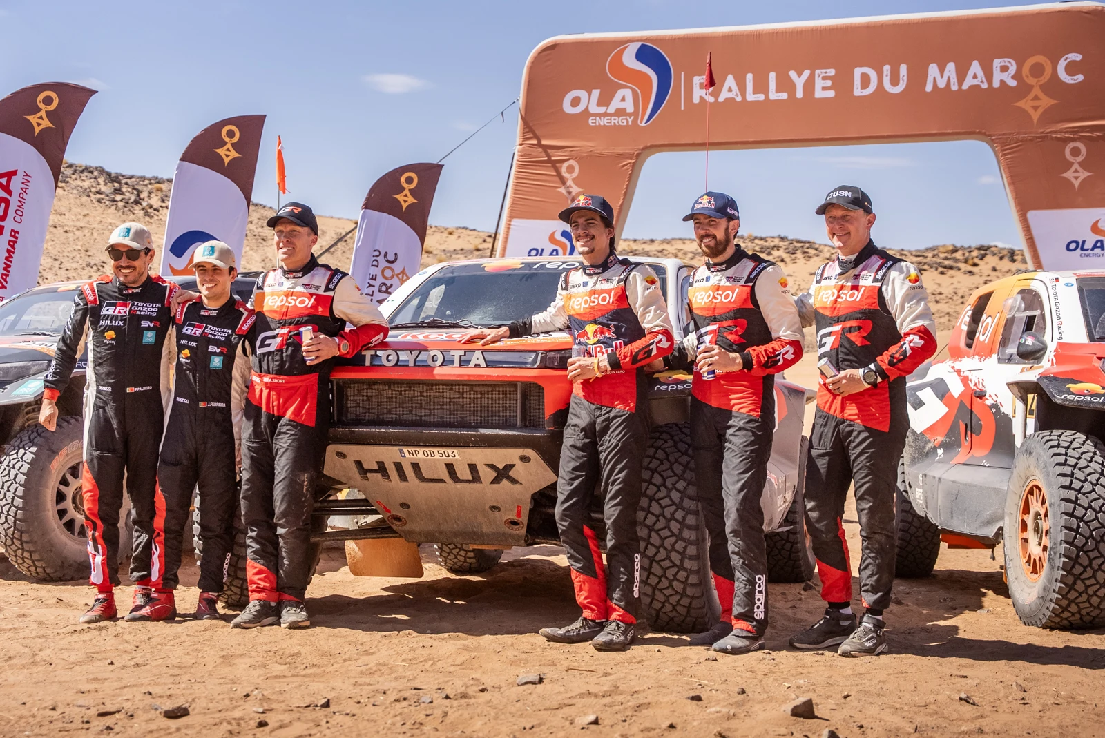 Tri zmagovalne posadke ob dirkalnikih Hilux na Rallye du Maroc