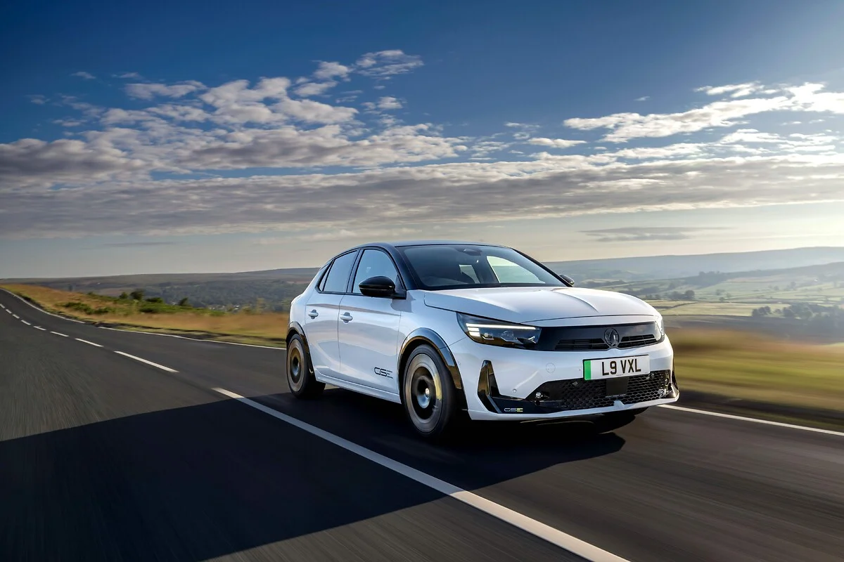 Bela Vauxhall Corsa GSE med vožnjo po britanski podeželski cesti ob večerni svetlobi