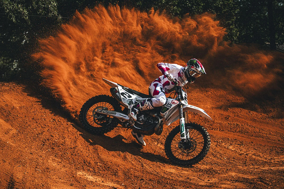 Cooper Webb in prava Husqvarna FC 450 Factory Edition na uradni fotografiji novega programa