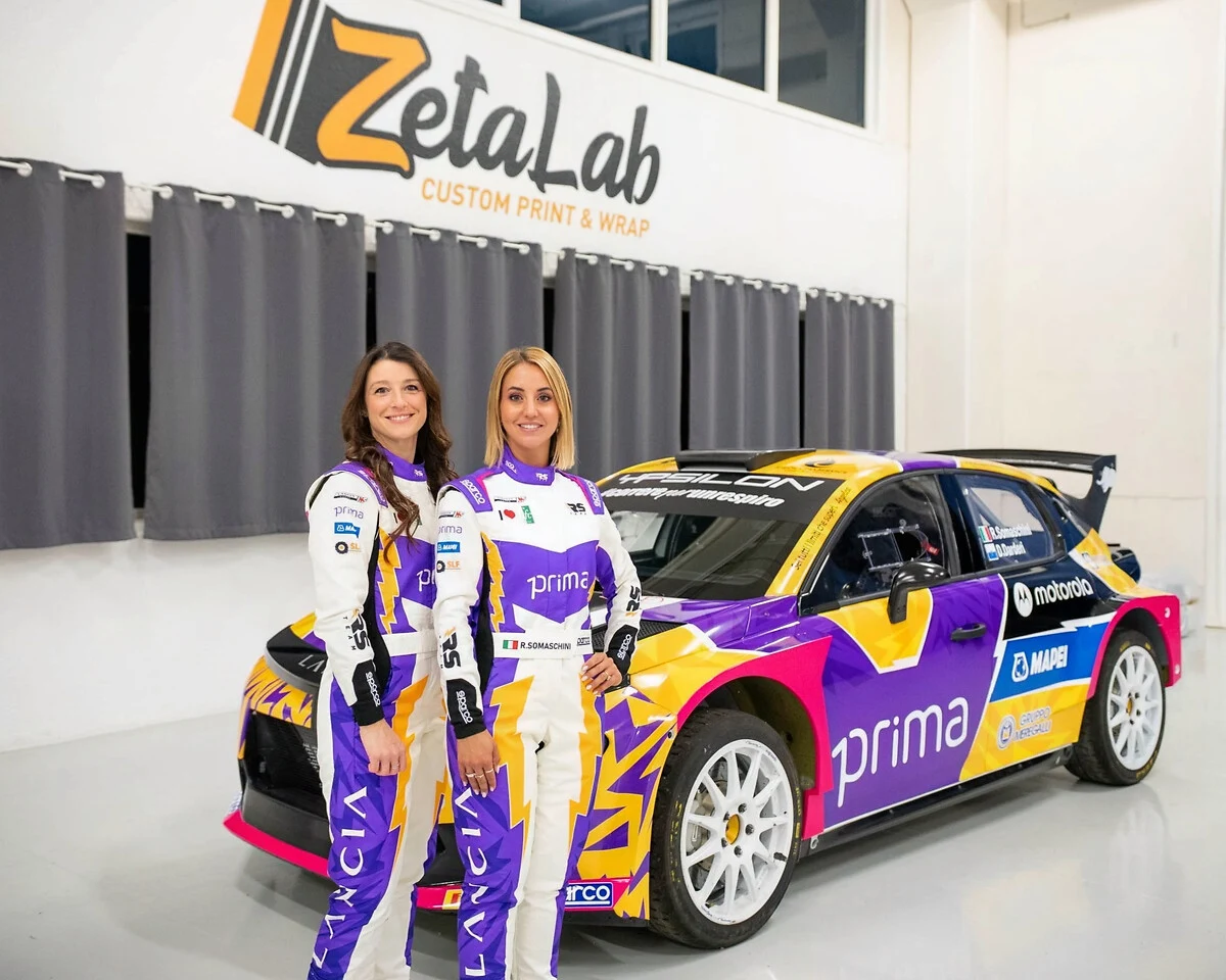 Posadka Somaschini in Darderi ob vijolično rumenem Ypsilonu Rally2 HF Integrale