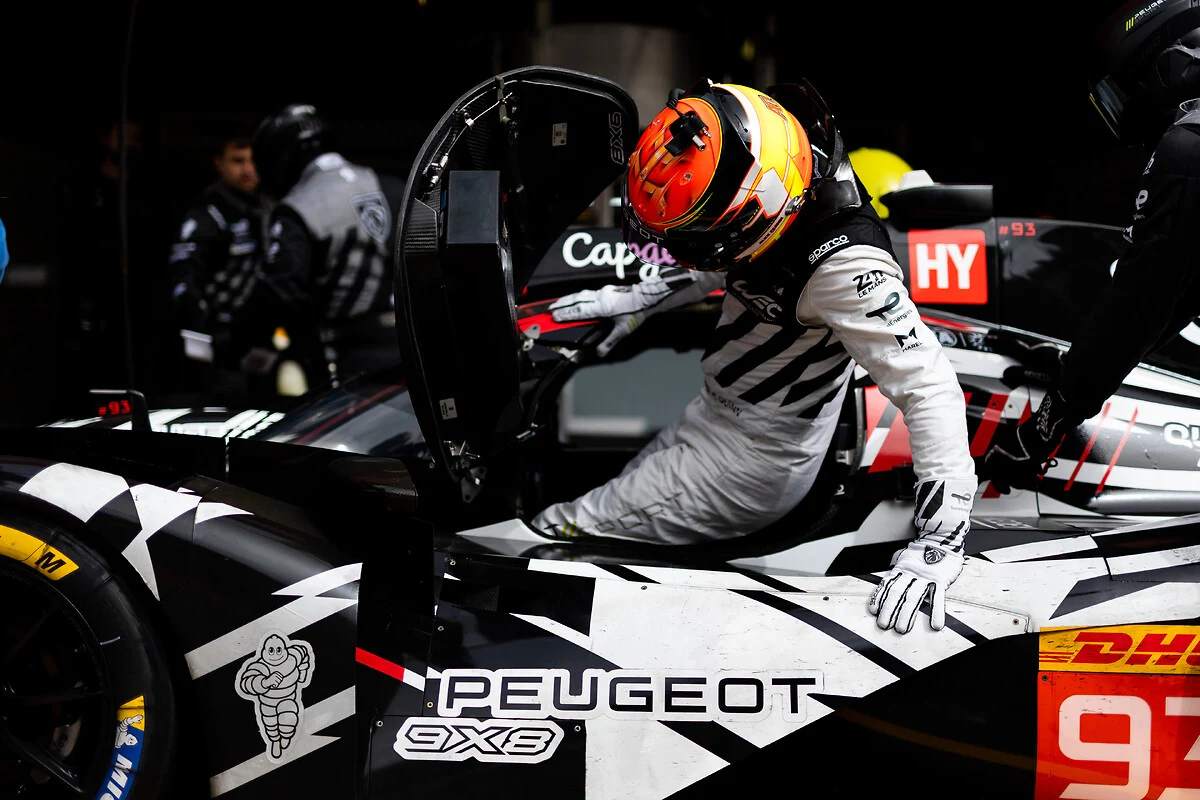 Alex Quinn vstopa v pravi dirkalnik Peugeot 9X8 v boksu