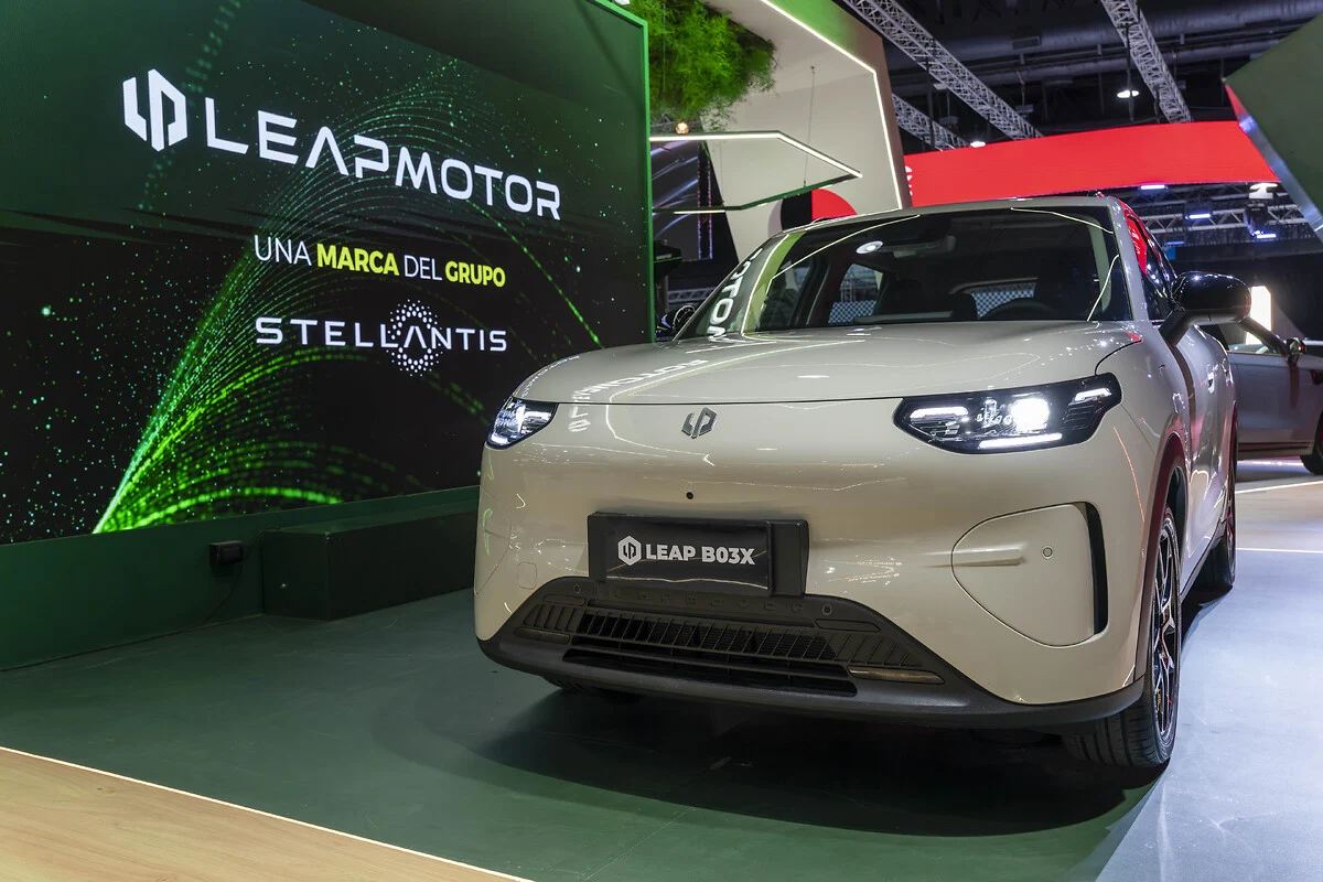 Beli Leapmotor B03X s sprednjega kota na avtomobilski razstavi