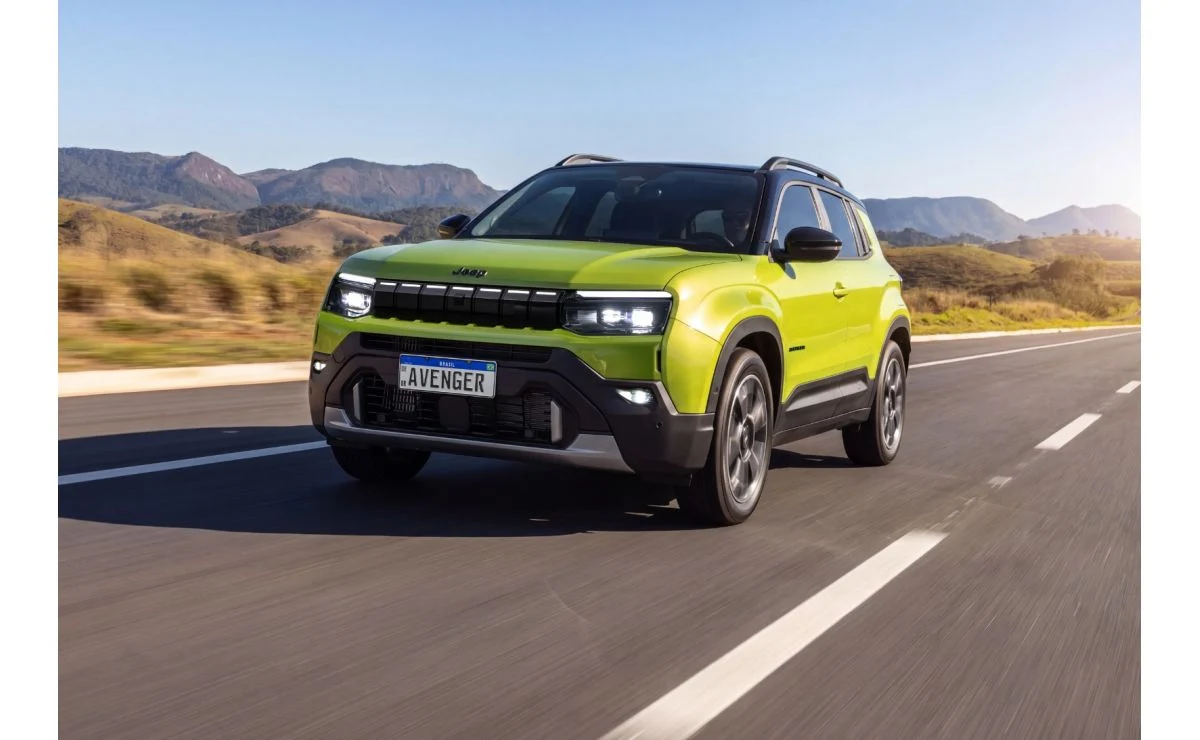 Zeleni Jeep Avenger med vožnjo po cesti v južnoameriškem okolju