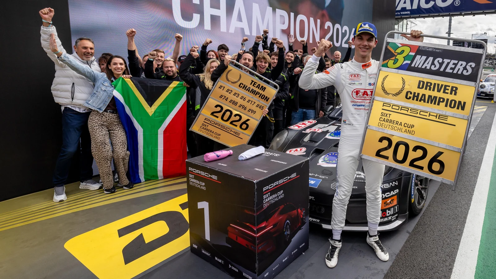 Keagan Masters z ekipo Proton Competition, južnoafriško zastavo in tablama za prvaka v Hockenheimu