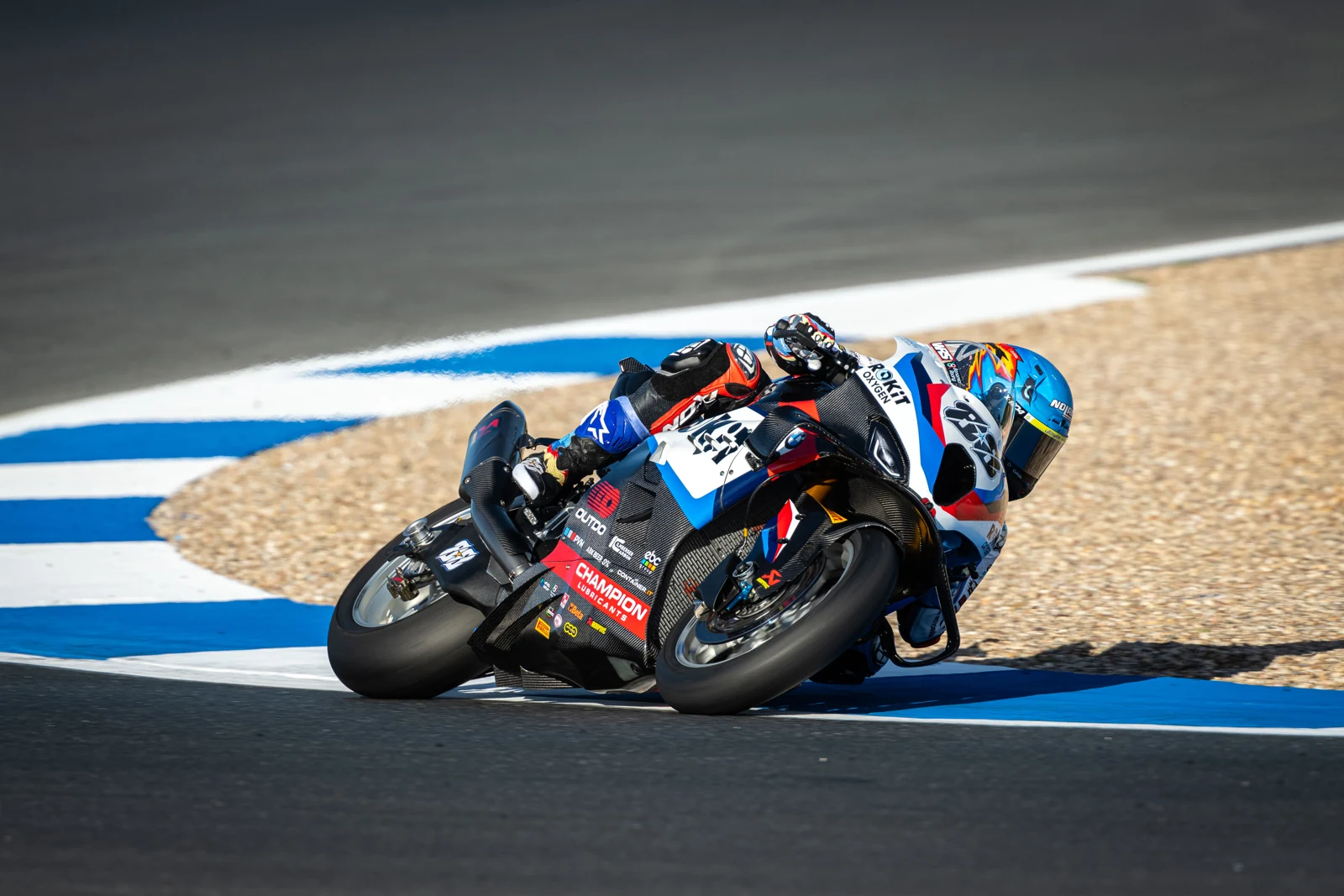 Miguel Oliveira na BMW M 1000 RR s številko 88 v nagibu na stezi Estoril