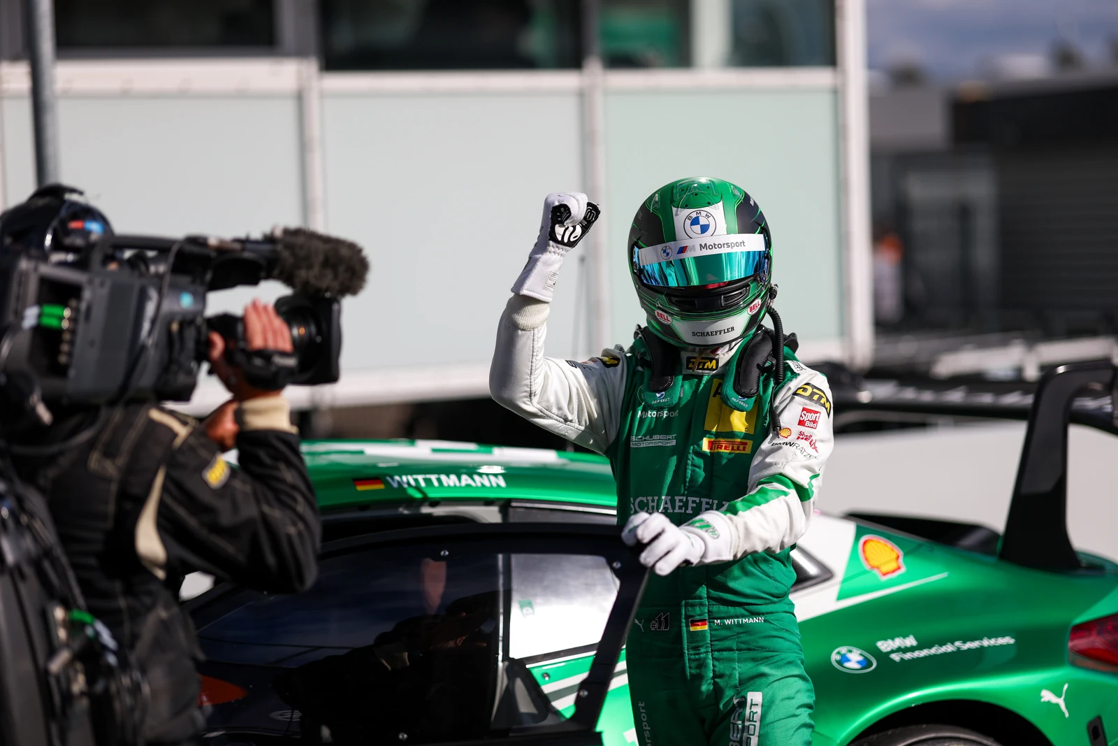 Marco Wittmann ob zelenem BMW M4 GT3 EVO v Hockenheimu, s snemalcem ob dirkalniku